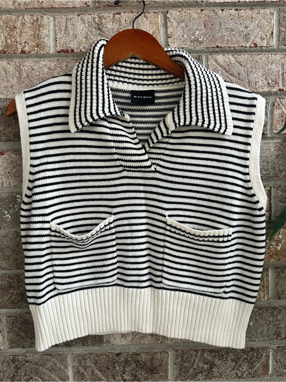 Black White Striped Sleeveless Knit Polo Cropped Sweater with pockets and collar